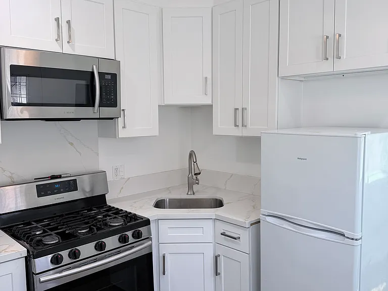 9733 Omelveny Ave — Photo 8