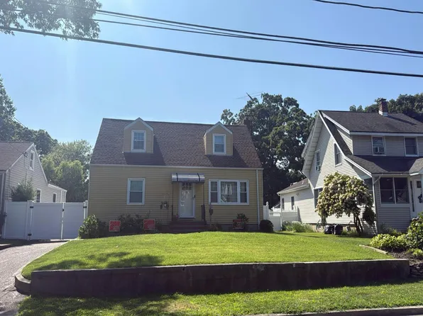 18 Frederick Ave, Babylon, NY 11702