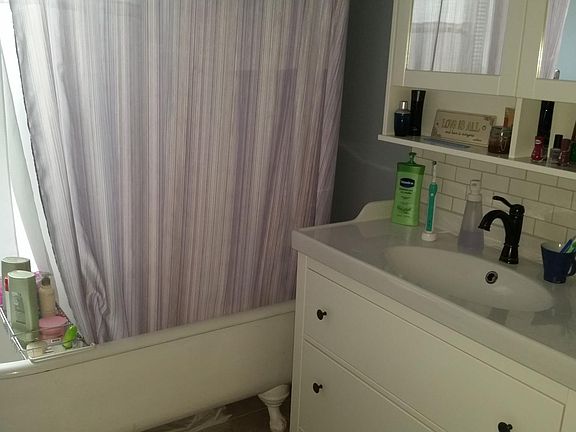 Bath with clawfoot tub/shower