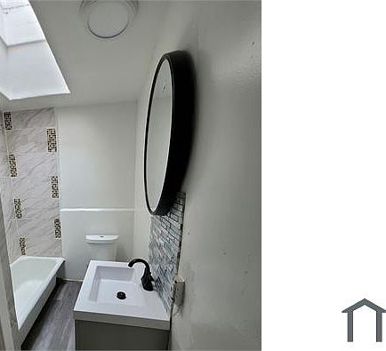 5th image of 251 E Queen Ln