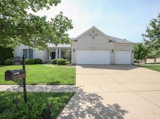 404 Whitestone Farm Dr, Chesterfield, MO 63017