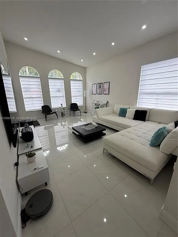 3 bed, 2.0 bath, 1515 sqft, $3,800 — Photo 4