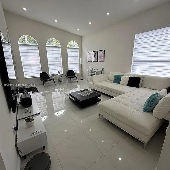2330 SW 132nd Way — Photo 4