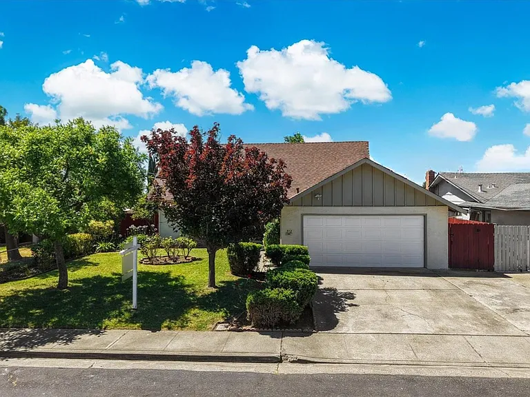 513 San Remo St — Photo 2