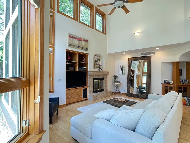 560 University Ave — Photo 28