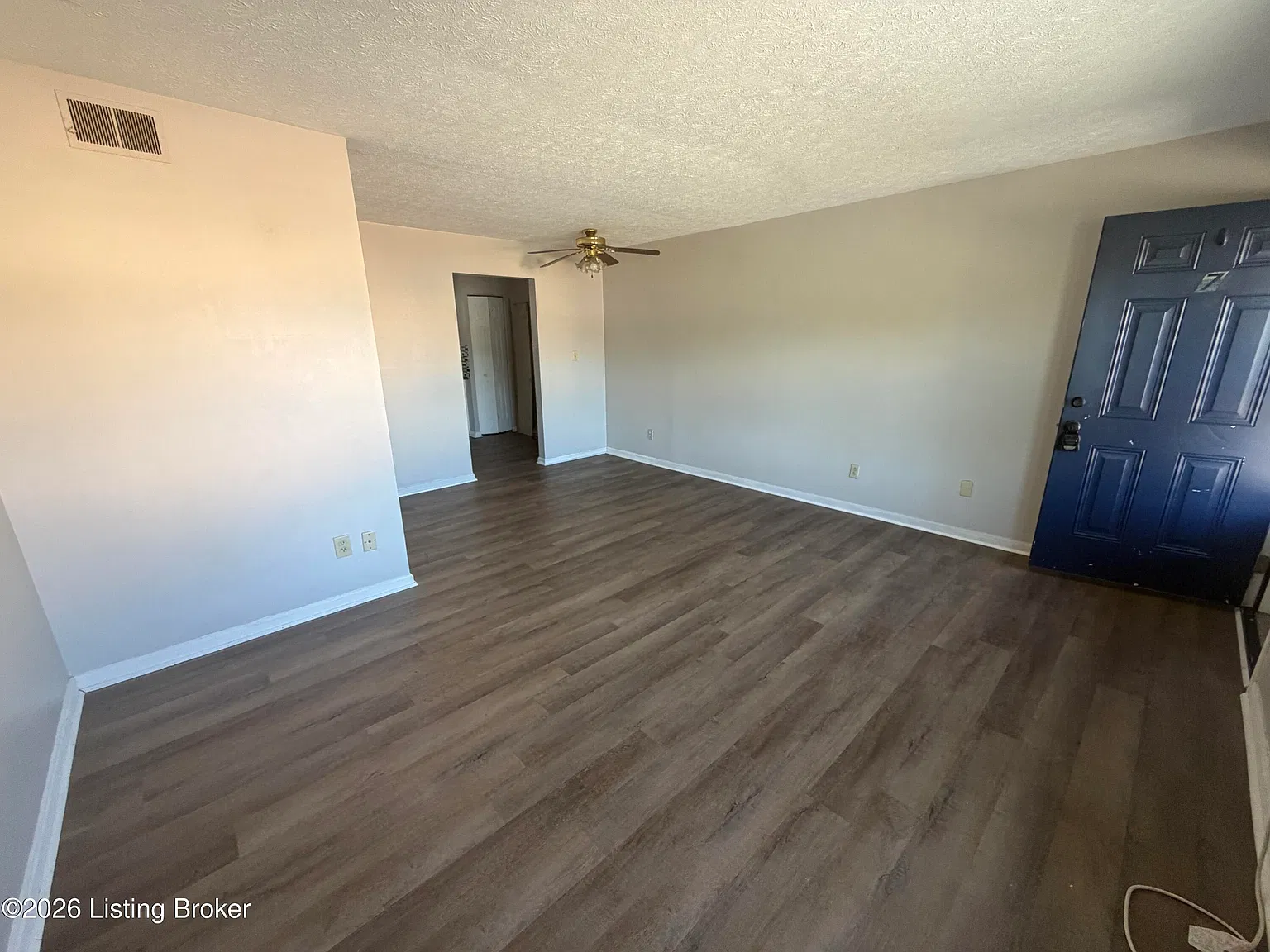 2 bed, 1.0 bath, 818 sqft, $900 — Photo 2