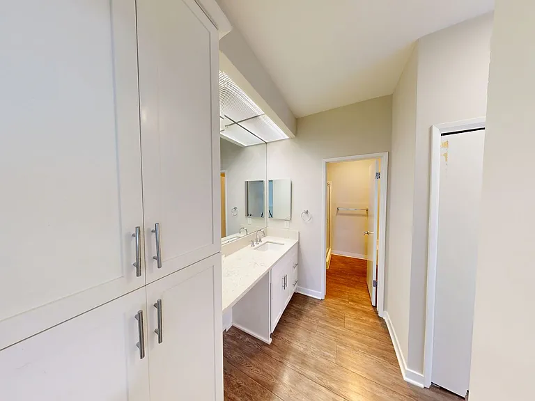 Windsor Place Apartments — Photo 19