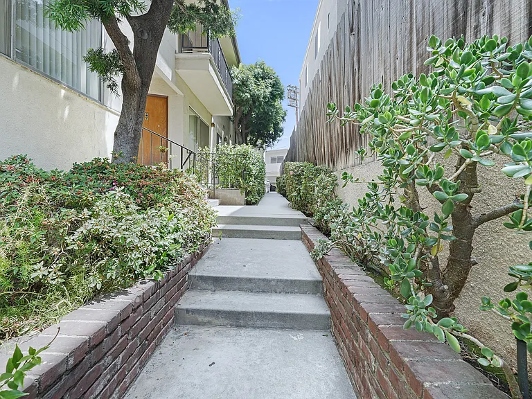 1236 McClellan Dr #5 — Photo 3
