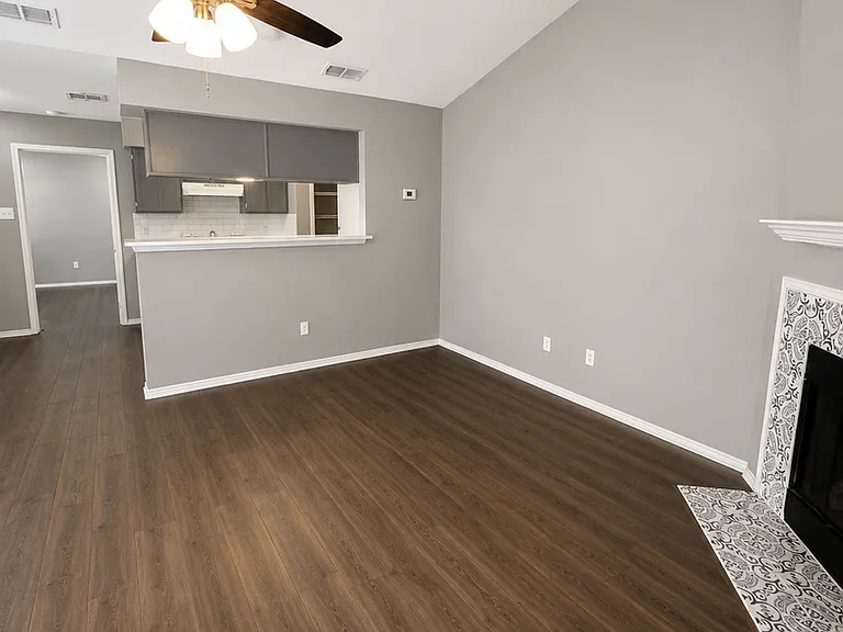 6302-6304 Waddesdon Blf — Photo 3