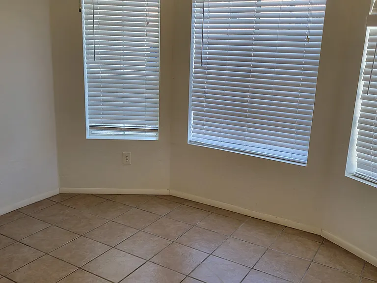 4527 E Mockingbird Dr — Photo 4