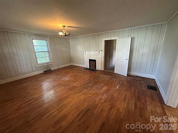 3rd image of 410 Modena St