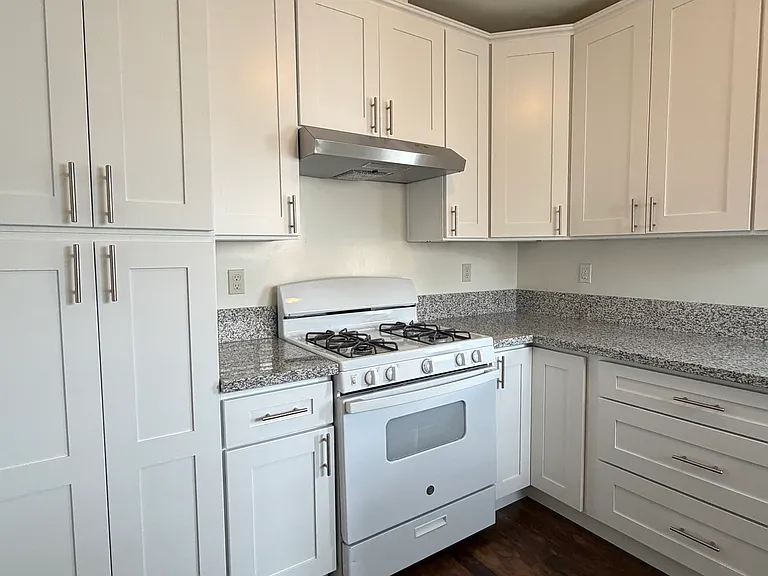 520 E 17th St — Photo 3
