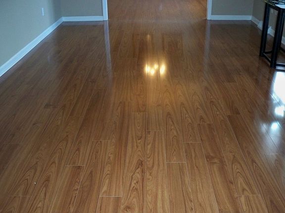 BRAND NEW laminate flooring w/ 35 yr warranty