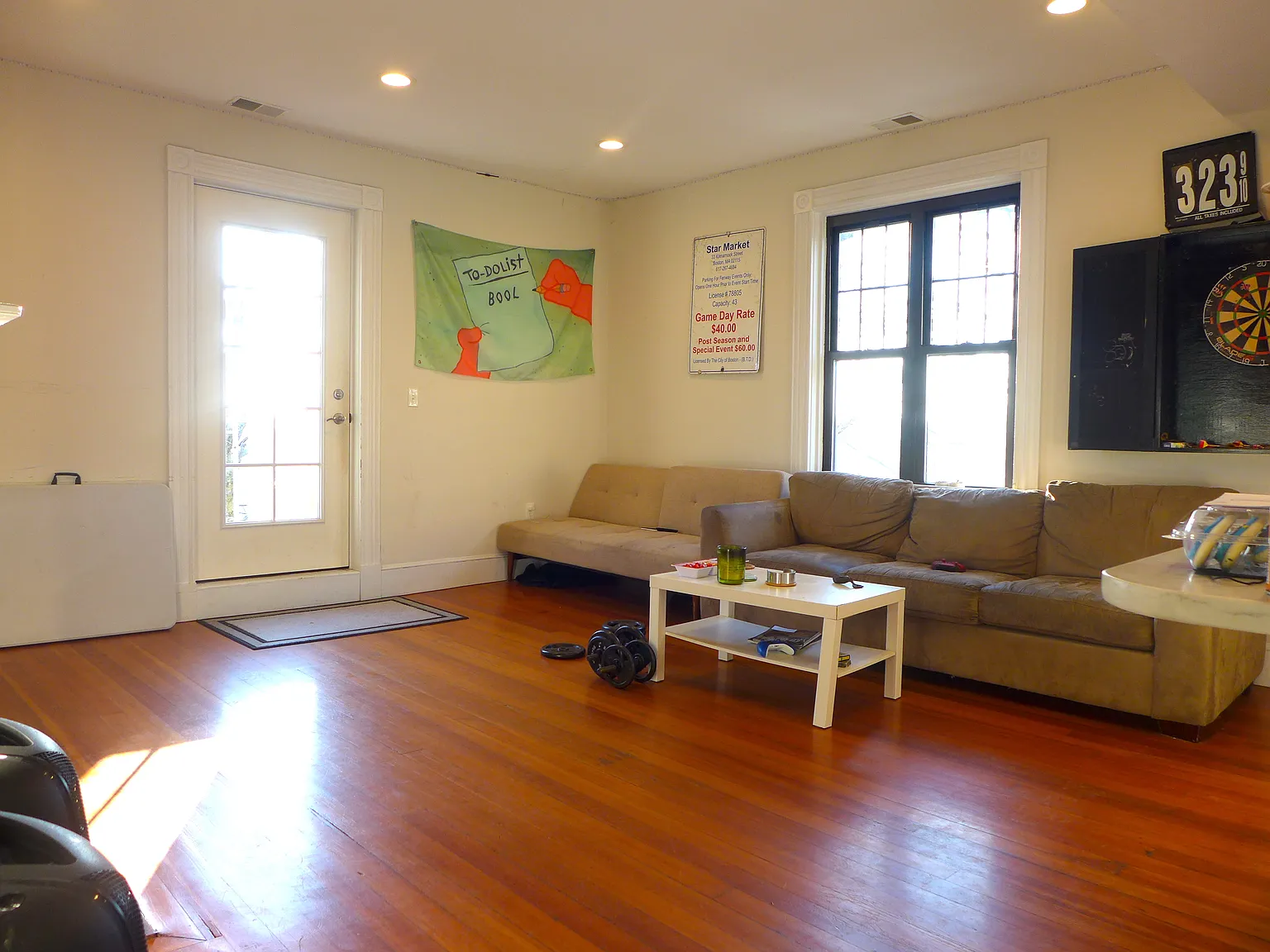 5 bed, 2.5 bath, 9999 sqft, $5,000 — Photo 2