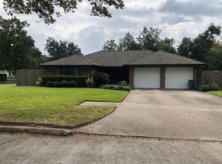 202 Emerald Dr, Clute, TX 77531