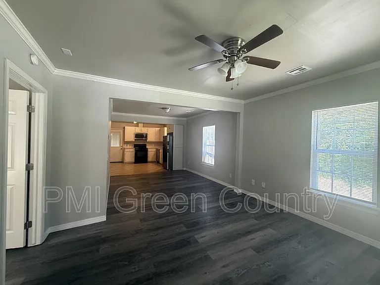 519 E Zion St — Photo 2