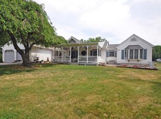 2 Monterey Ln, Manalapan, NJ