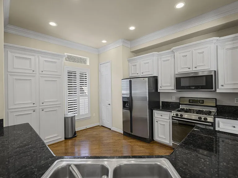 3307B W Lamar St #B — Photo 9