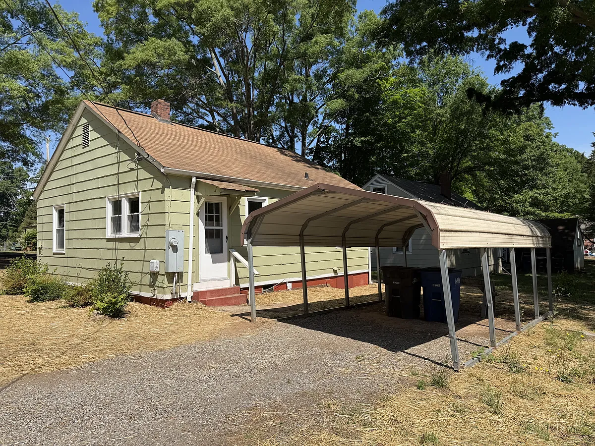 Building Photo - 704 N Miller Ave