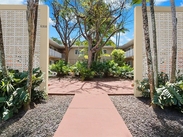 6310 SW 79th St #20 — Photo 12