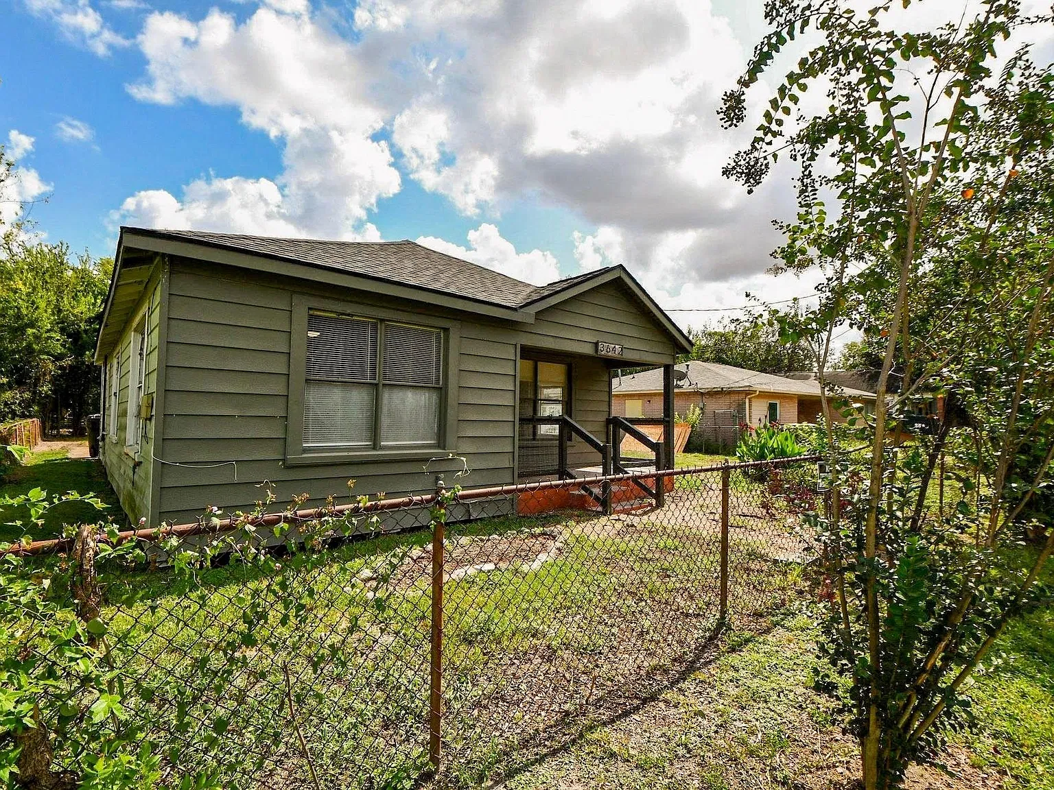 3 bed, 1.5 bath, 990 sqft, $1,300 — Photo 2