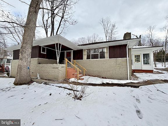 3rd image of 624 Raystown Rd