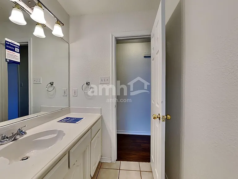 1082 Springhill Dr — Photo 15