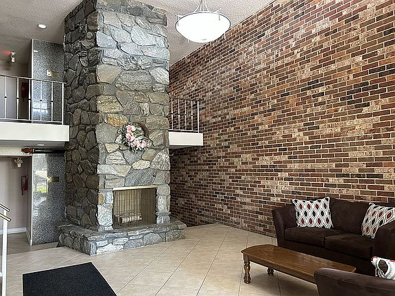 4th image of 850 S Lorraine Rd APT 3J