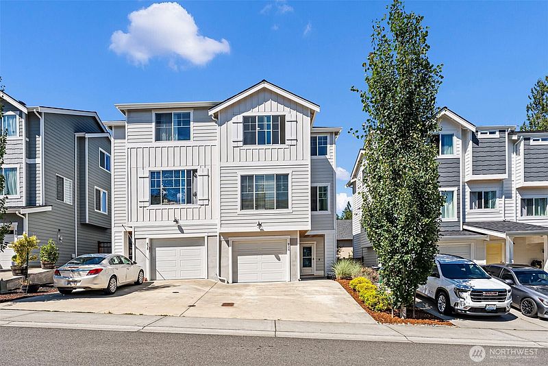 2nd image of 826 NW Highgarden Drive