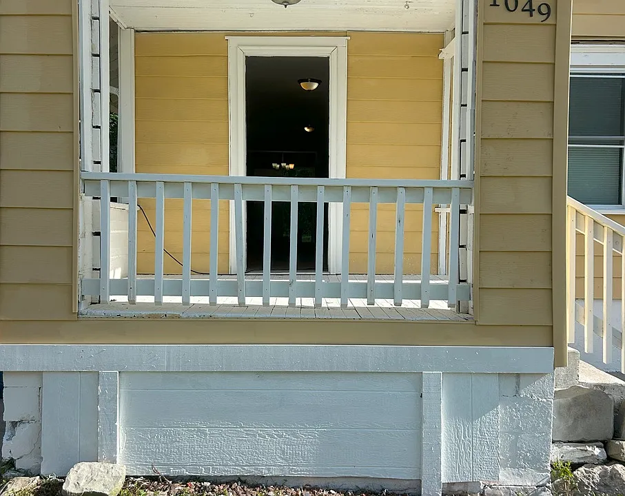 1049 Webster Ave