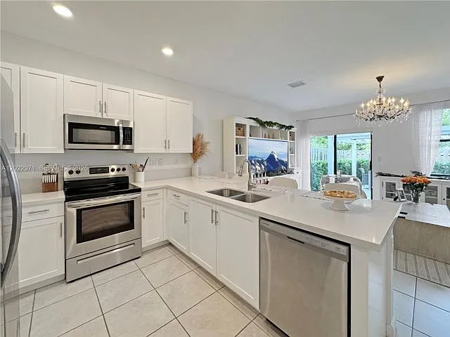 3 bed, 2.5 bath, 1520 sqft, $3,300 — Photo 4