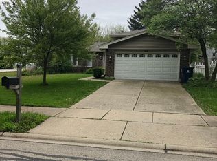 98 Quail Hollow Ct, Naperville, IL 60540