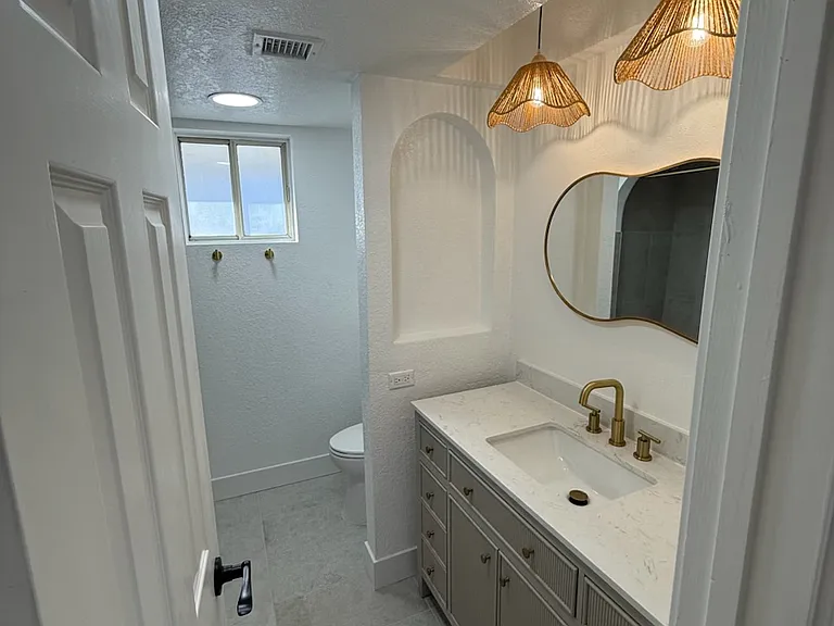 1051 Thunderbolt Ave — Photo 5
