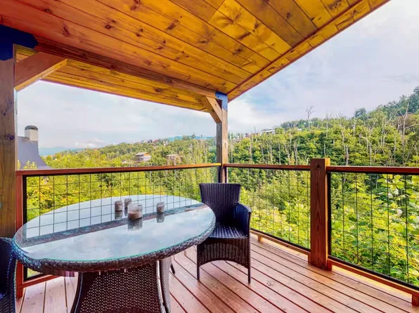 567 Edgewood Dr, Gatlinburg, TN 37738