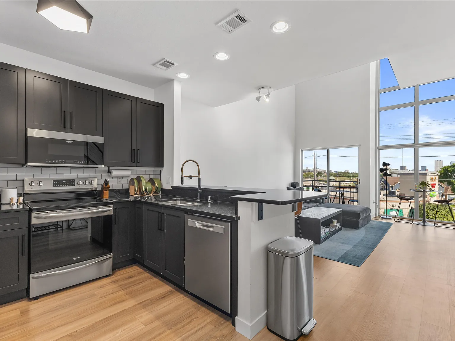 2 bed, 1402 sqft, $3,000 — Photo 4