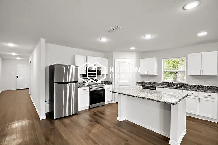 313 Bounding Main St — Photo 4