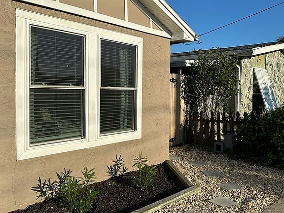3rd image of 157 Oleander Cir