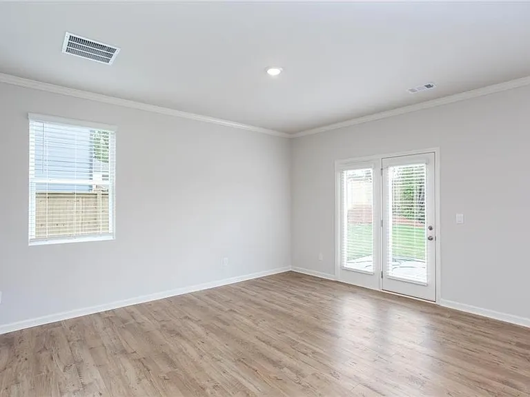 131 Landsdowne Way — Photo 3