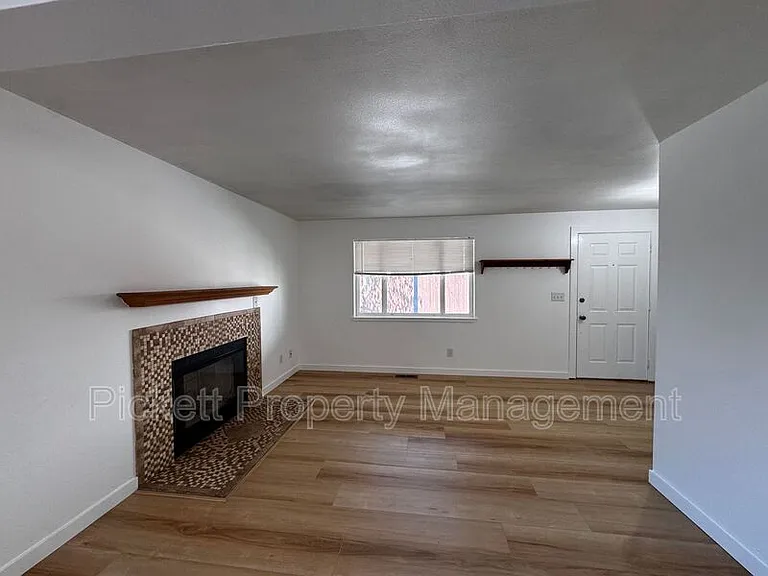 600 NE Flagstone Ln — Photo 4