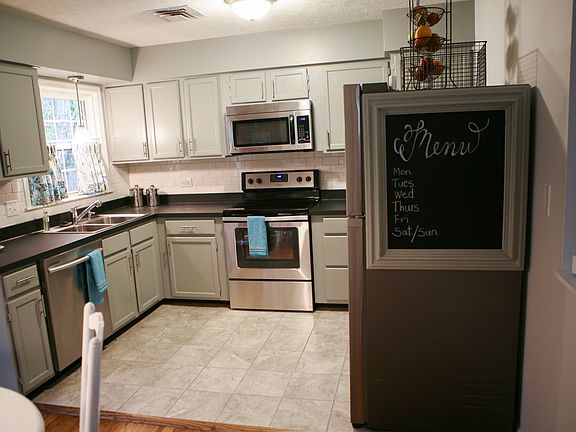 3rd image of 1035 Ardmore Dr
