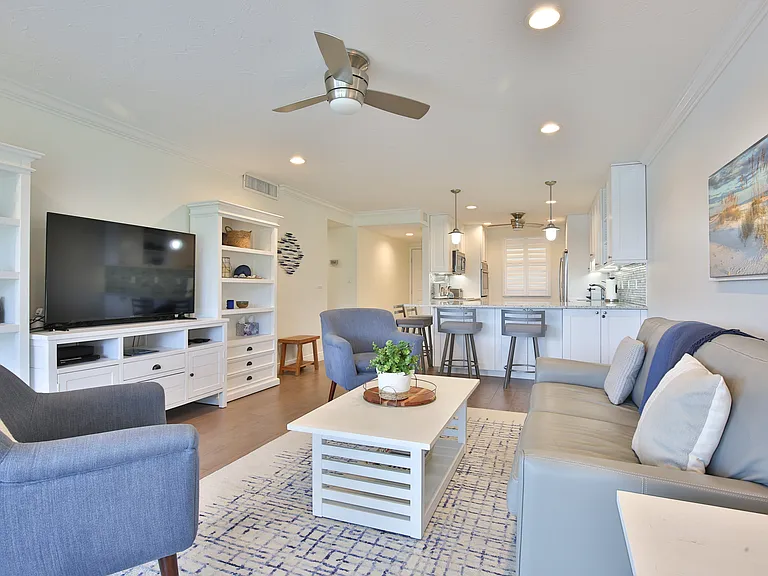 600 Sutton Pl #103B — Photo 4