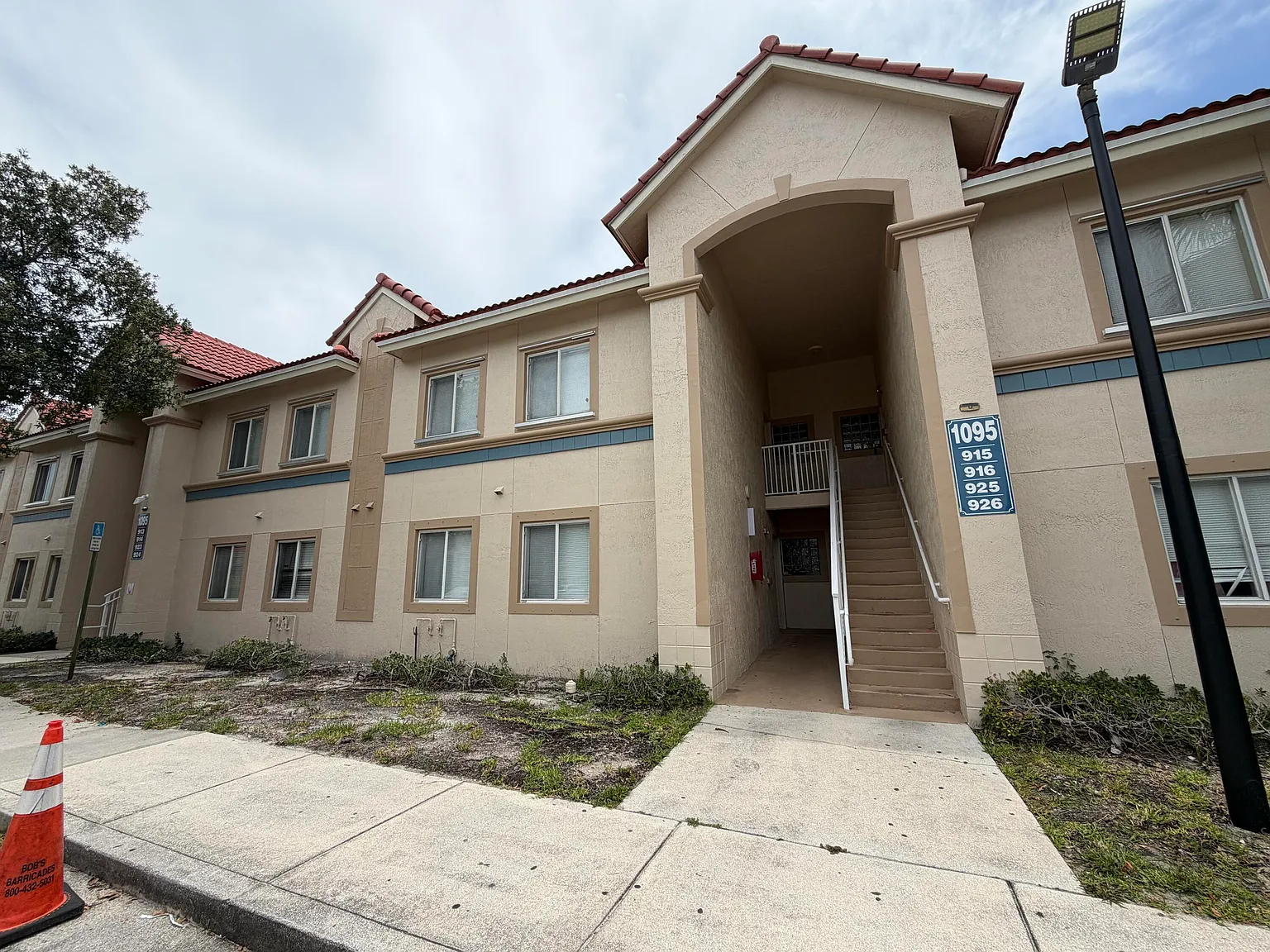 3 bed, 2.0 bath, 999 sqft, $2,300 — Photo 3