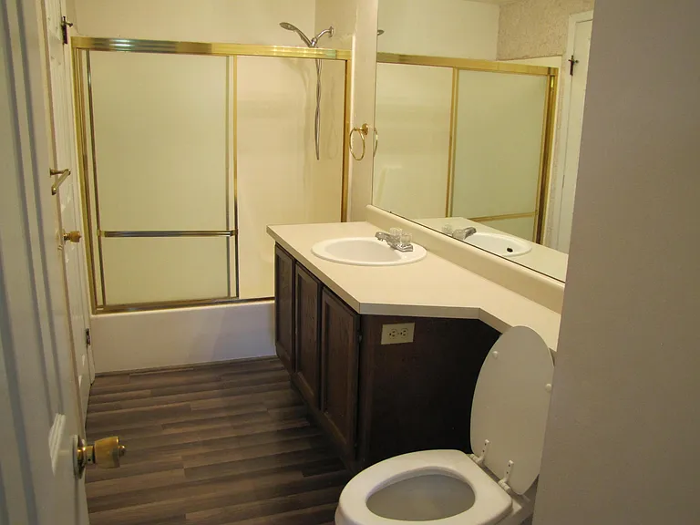 Full bath in upper level