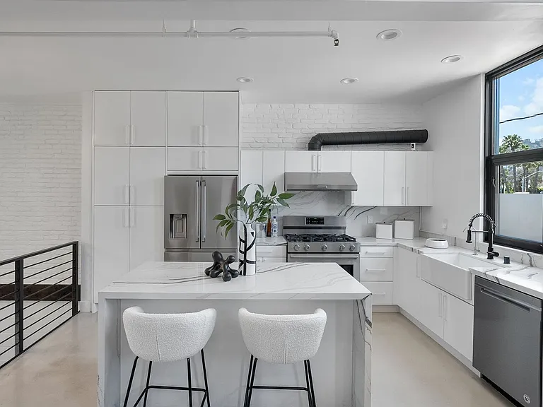 1037 N Laurel Ave #19C — Photo 53