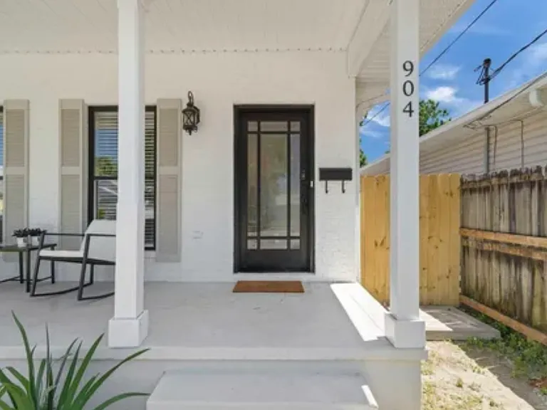 904 N Davis Hwy — Photo 6