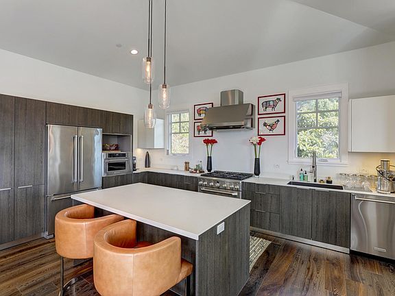 MODERN CUSTOM KITCHEN CABINETRY WITH ARCHITECTURAL GRADE APPLIANCES AND FINISHES THROUGHOUT. VAULTED CEILINGS WITH MODERN SPACES.