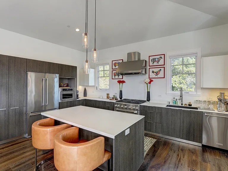 MODERN CUSTOM KITCHEN CABINETRY WITH ARCHITECTURAL GRADE APPLIANCES AND FINISHES THROUGHOUT. VAULTED CEILINGS WITH MODERN SPACES.