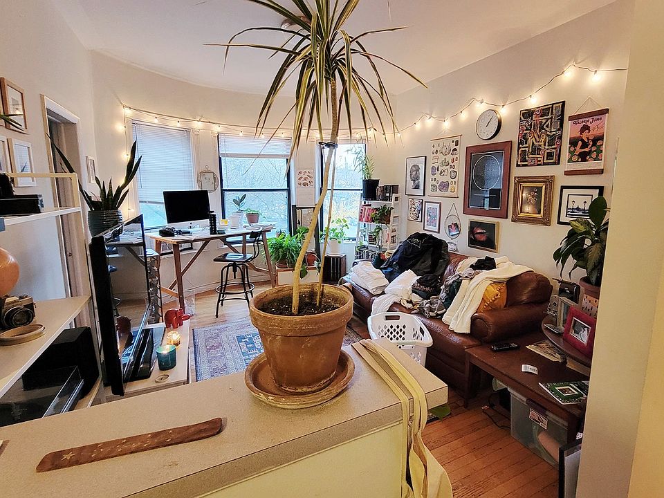 1st image of 923 W Waveland Ave #1