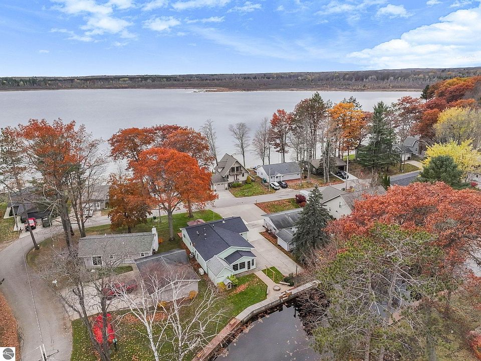 1st image of 224 W Lake Dr