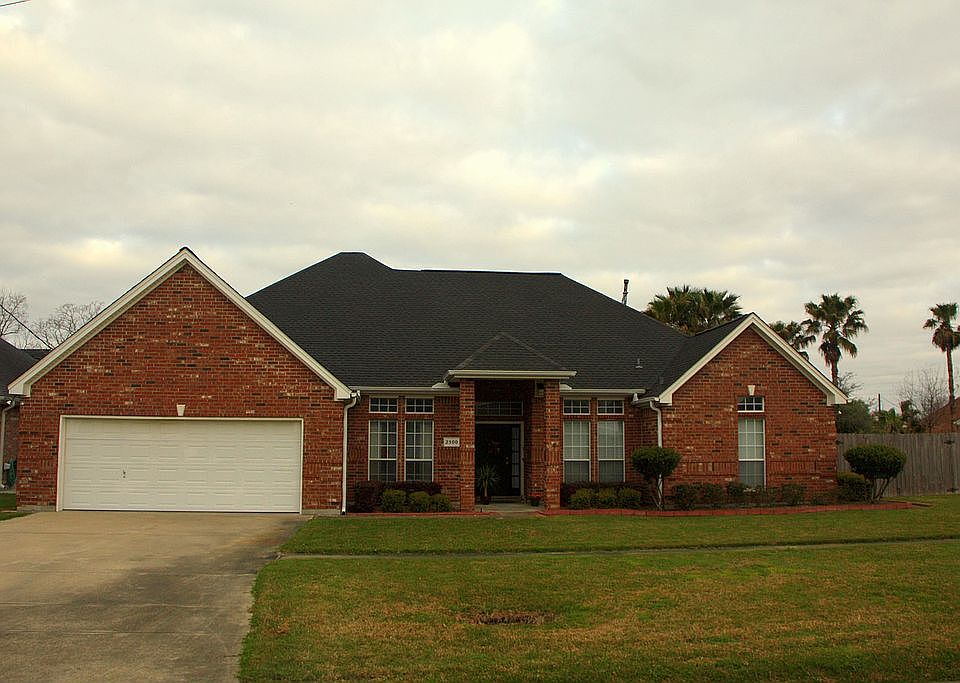 2nd image of 2500 Pecan St